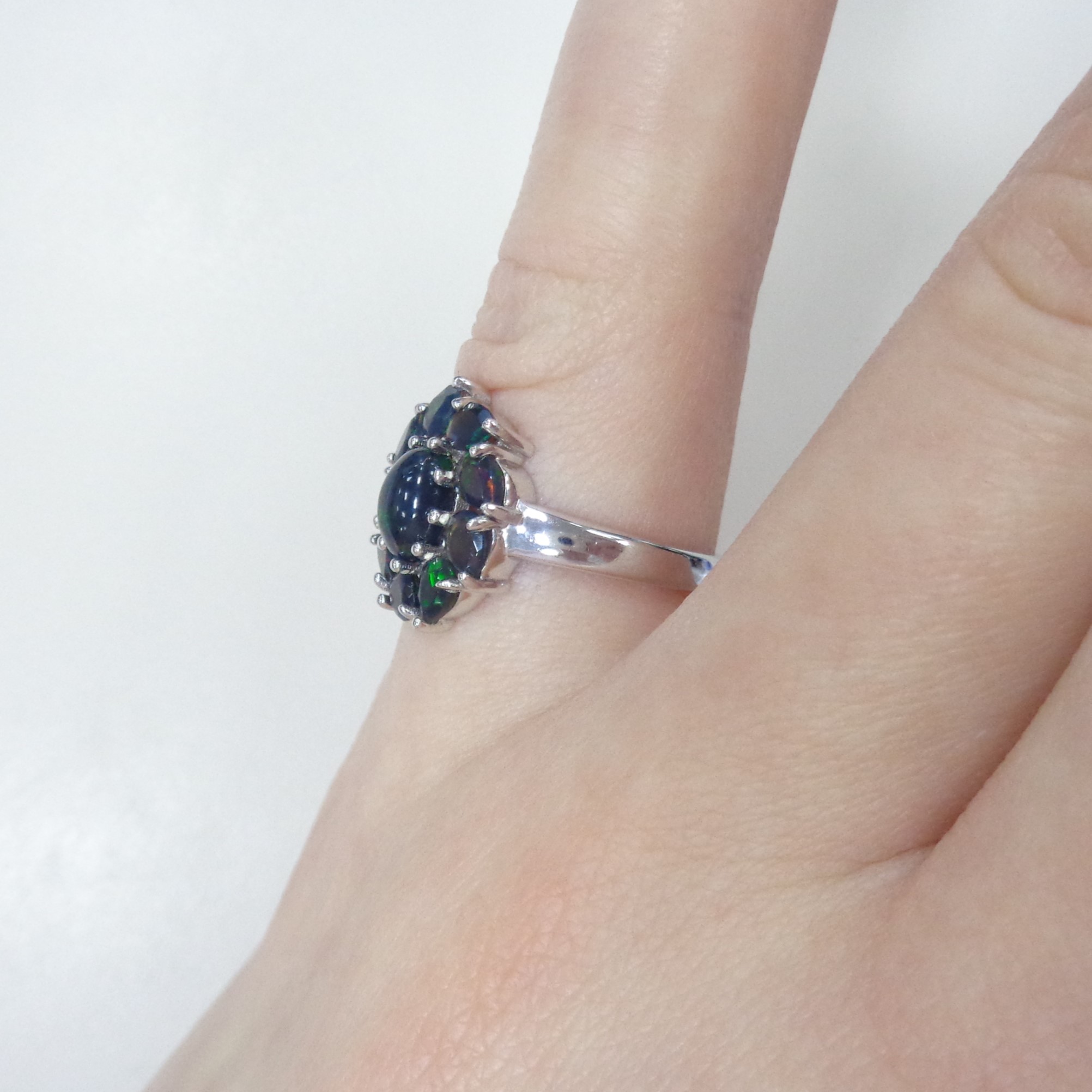 Серебряное кольцо с черными опалами "Цветок"